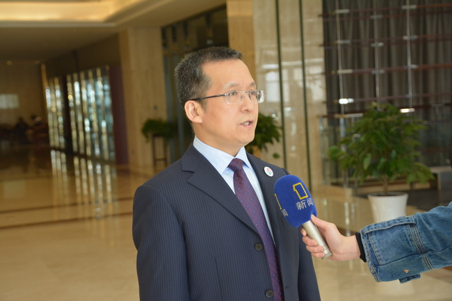 4-丝博会执委会副主任兼秘书长、陕西省会展中心主任李建义接受媒体采访.JPG